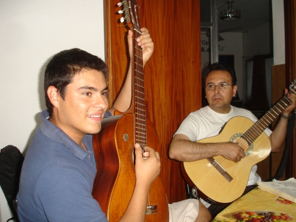 Juanchi y César guitarreando