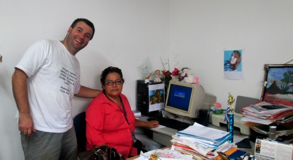 con Guadalupe en su oficina